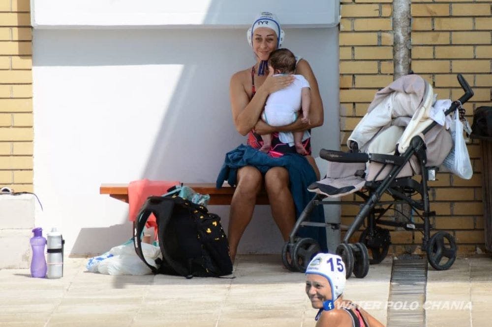 Η πολίστρια του Ν.Ο. Χανίων ταΐζει το μωρό της στον πάγκο εν ώρα αγώνα και γίνεται viral runbeat.gr